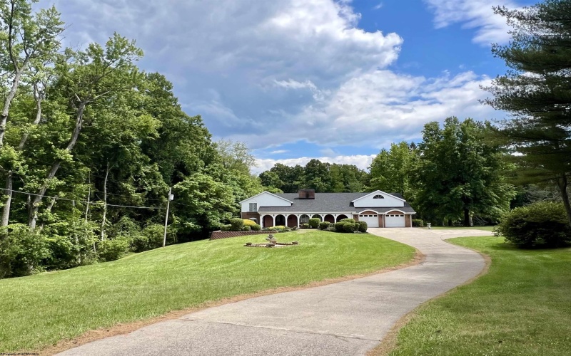 1646 Mary Lou Retton Drive, Fairmont, West Virginia 26554, 4 Bedrooms Bedrooms, 11 Rooms Rooms,3 BathroomsBathrooms,Single Family Detached,For Sale,Mary Lou Retton,10154722