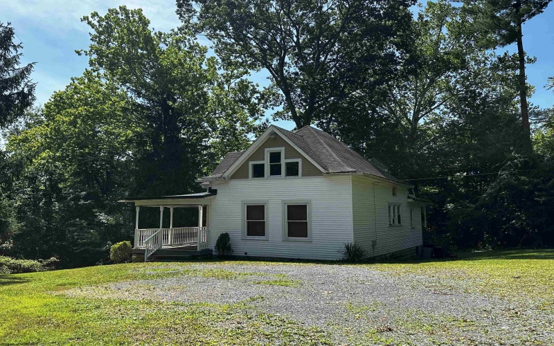 27 1/2 Oakwood Road, Fairmont, West Virginia 26554, 5 Bedrooms Bedrooms, 12 Rooms Rooms,2 BathroomsBathrooms,Single Family Detached,For Sale,Oakwood,10155022