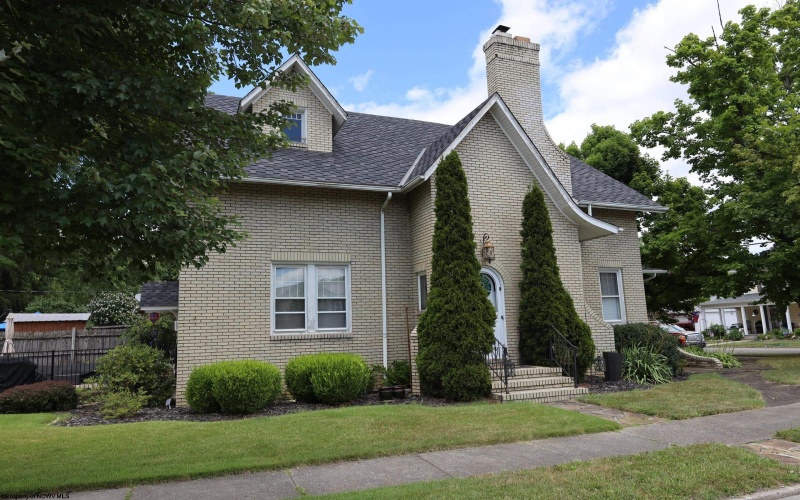 1216 Henry Avenue, Elkins, West Virginia 26241, 4 Bedrooms Bedrooms, 9 Rooms Rooms,2 BathroomsBathrooms,Single Family Detached,For Sale,Henry,10155302