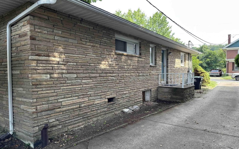 325-327 Watts Street, Morgantown, West Virginia 26501, 3 Bedrooms Bedrooms, 5 Rooms Rooms,1 BathroomBathrooms,Single Family Detached,For Sale,Watts,10155515