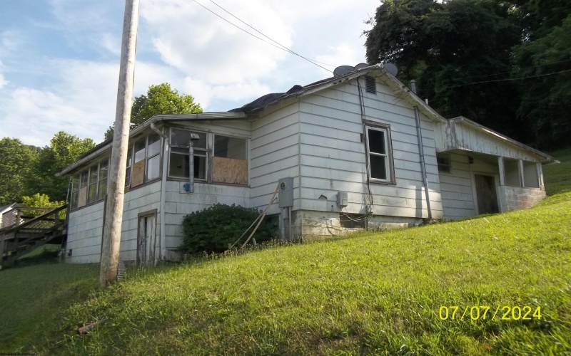 411 CHARLES Street, Weston, West Virginia 26452-1817, 3 Bedrooms Bedrooms, 7 Rooms Rooms,1 BathroomBathrooms,Single Family Detached,For Sale,CHARLES,10155238