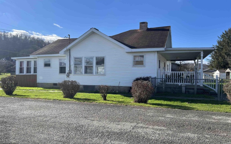 901 Saxman Street, Barrackville, West Virginia 26559, 3 Bedrooms Bedrooms, 6 Rooms Rooms,1 BathroomBathrooms,Single Family Detached,For Sale,Saxman,10157339