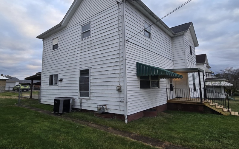 340 23rd Street, Clarksburg, West Virginia 26301, 3 Bedrooms Bedrooms, 11 Rooms Rooms,2 BathroomsBathrooms,Single Family Detached,For Sale,23rd,10157442