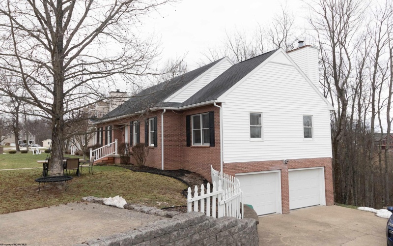 52 Overlook Drive, Bridgeport, West Virginia 26330, 5 Bedrooms Bedrooms, 9 Rooms Rooms,3 BathroomsBathrooms,Single Family Detached,For Sale,Overlook,10157894