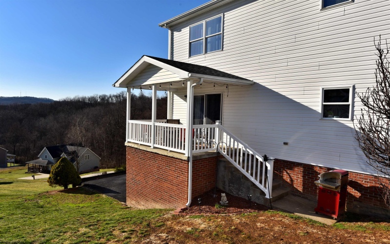 252 Sherwood Road, Bridgeport, West Virginia 26330, 3 Bedrooms Bedrooms, 9 Rooms Rooms,2 BathroomsBathrooms,Single Family Detached,For Sale,Sherwood,10157941