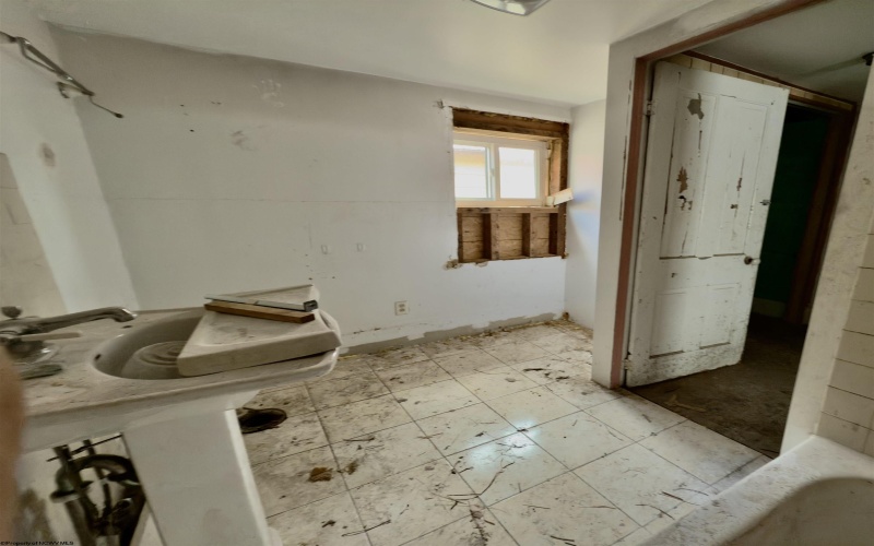668 Henry Avenue, Davis, West Virginia 26260, 3 Bedrooms Bedrooms, 7 Rooms Rooms,1 BathroomBathrooms,Single Family Detached,For Sale,Henry,10158180