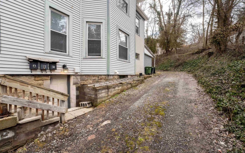 208 Logan Avenue, Morgantown, West Virginia 26501, ,Multi-unit/income,For Sale,Logan,10158200
