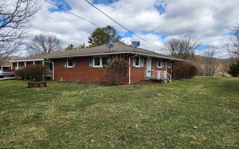 168 Locust Heights Drive, Clarksburg, West Virginia 26301, 3 Bedrooms Bedrooms, 7 Rooms Rooms,2 BathroomsBathrooms,Single Family Detached,For Sale,Locust Heights,10158288