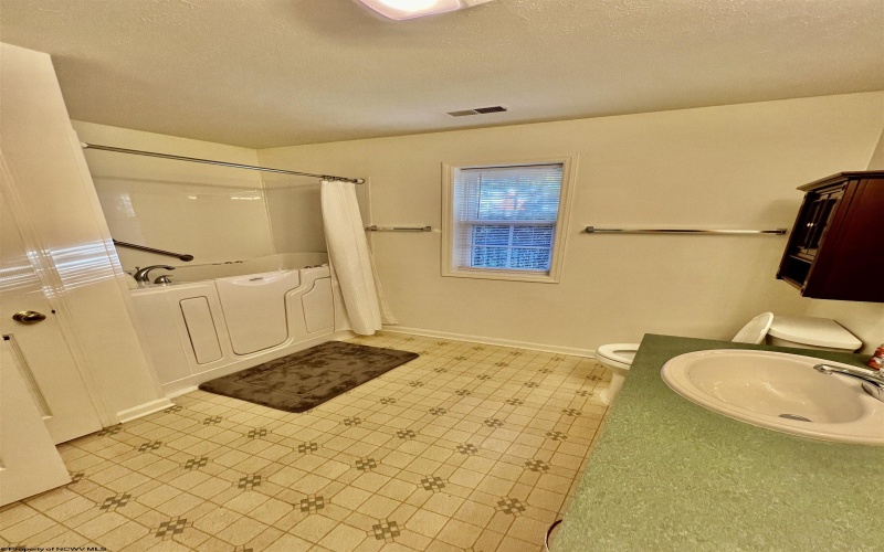114 Barrington Court, Bridgeport, West Virginia 26330, 2 Bedrooms Bedrooms, 10 Rooms Rooms,2 BathroomsBathrooms,Residential Rentals,For Rent,Barrington,10158369