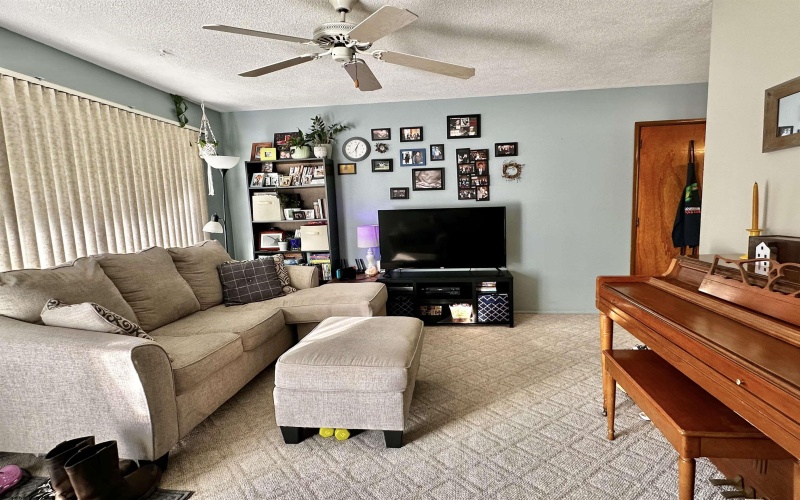 626 Rohr Street, Weston, West Virginia 26452, 3 Bedrooms Bedrooms, 6 Rooms Rooms,1 BathroomBathrooms,Single Family Detached,For Sale,Rohr,10158561