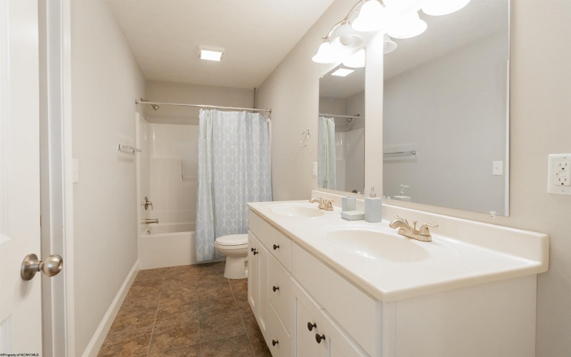 204 Mimosa Lane, Bridgeport, West Virginia 26330, 4 Bedrooms Bedrooms, 8 Rooms Rooms,3 BathroomsBathrooms,Single Family Attached,For Sale,Mimosa,10158764