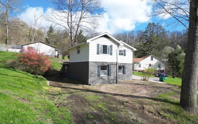 145 Winding Way, Clarksburg, West Virginia 26301, 4 Bedrooms Bedrooms, 7 Rooms Rooms,2 BathroomsBathrooms,Single Family Detached,For Sale,Winding,10158871