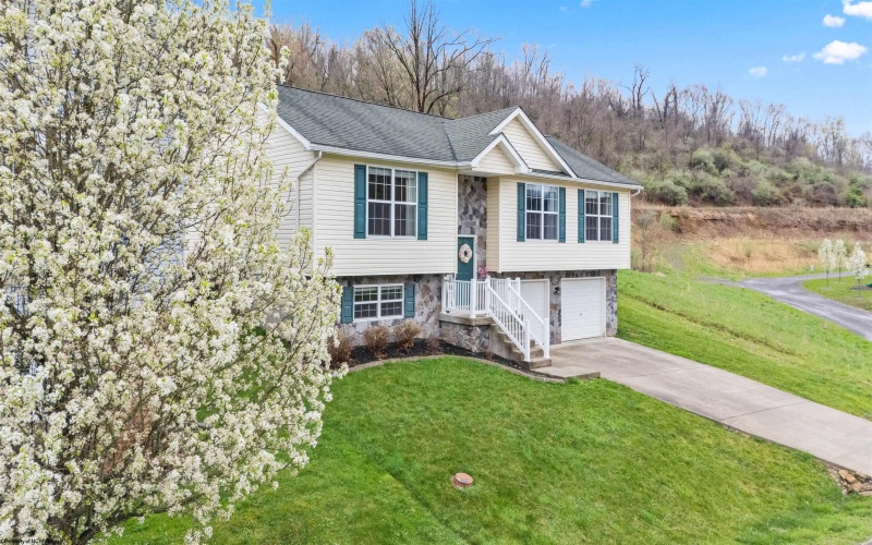 1020 Olivia Way, Morgantown, West Virginia 26508, 3 Bedrooms Bedrooms, 9 Rooms Rooms,3 BathroomsBathrooms,Single Family Detached,For Sale,Olivia,10158872