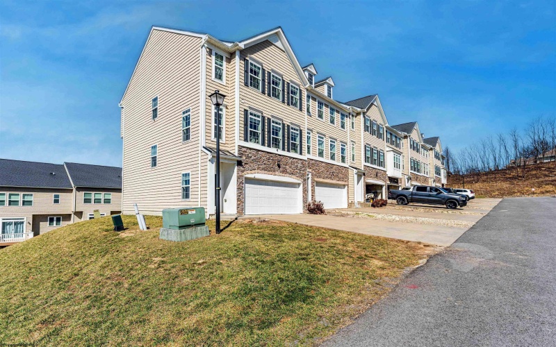 3901 Sun Way, Morgantown, West Virginia 26505, 4 Bedrooms Bedrooms, 7 Rooms Rooms,3 BathroomsBathrooms,Single Family Attached,For Sale,Sun,10158901