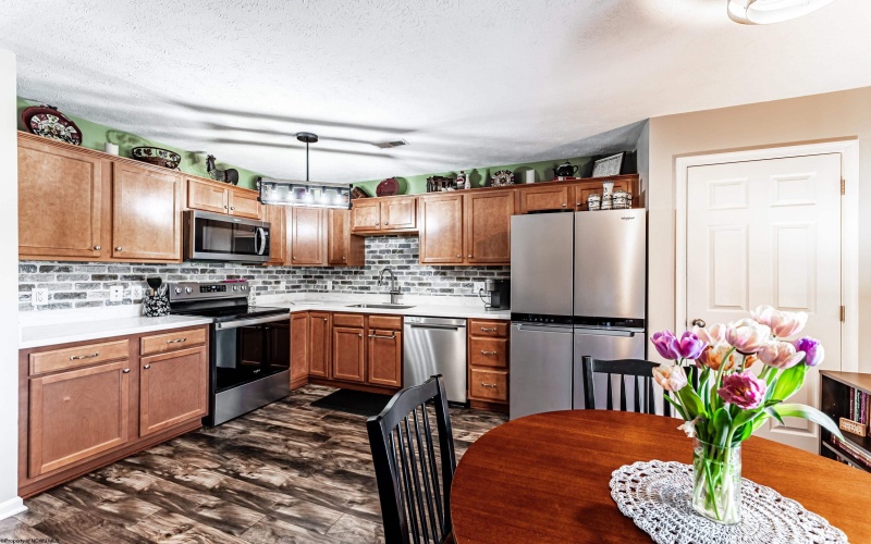 136 Barrington Court, Bridgeport, West Virginia 26330, 3 Bedrooms Bedrooms, 5 Rooms Rooms,2 BathroomsBathrooms,Single Family Attached,For Sale,Barrington,10158943