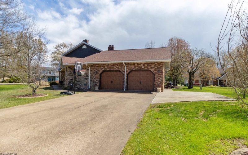 17 Garden Circle, Bridgeport, West Virginia 26330, 3 Bedrooms Bedrooms, 10 Rooms Rooms,3 BathroomsBathrooms,Single Family Detached,For Sale,Garden,10158989