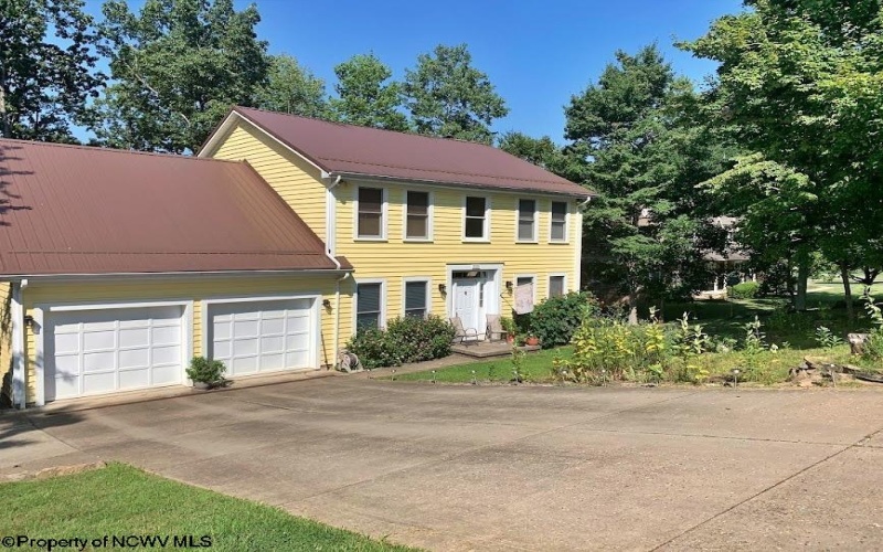 3008 Dogwood Road, Bridgeport, West Virginia 26330, 4 Bedrooms Bedrooms, 10 Rooms Rooms,3 BathroomsBathrooms,Single Family Detached,For Sale,Dogwood,10158985