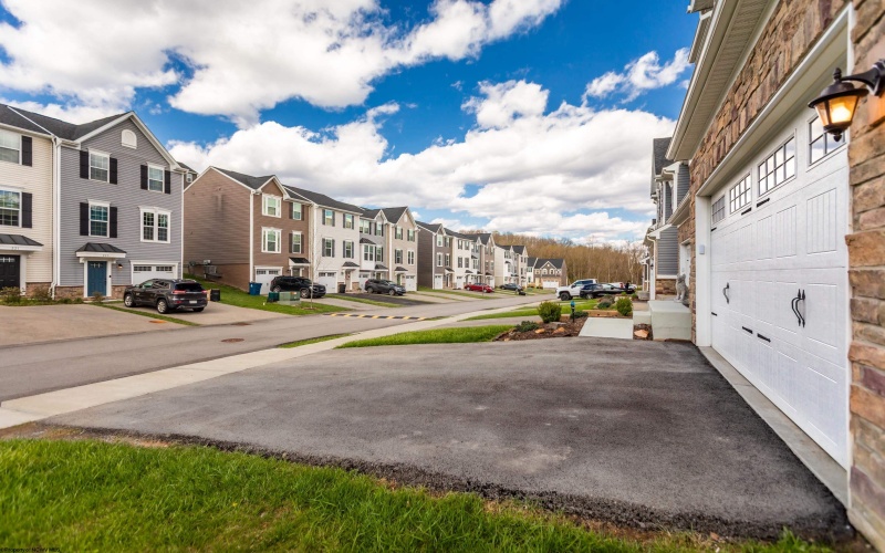 220 Stonehurst Drive, Morgantown, West Virginia 26501, 3 Bedrooms Bedrooms, 8 Rooms Rooms,3 BathroomsBathrooms,Single Family Attached,For Sale,Stonehurst,10159036