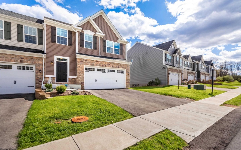 220 Stonehurst Drive, Morgantown, West Virginia 26501, 3 Bedrooms Bedrooms, 8 Rooms Rooms,3 BathroomsBathrooms,Single Family Attached,For Sale,Stonehurst,10159036