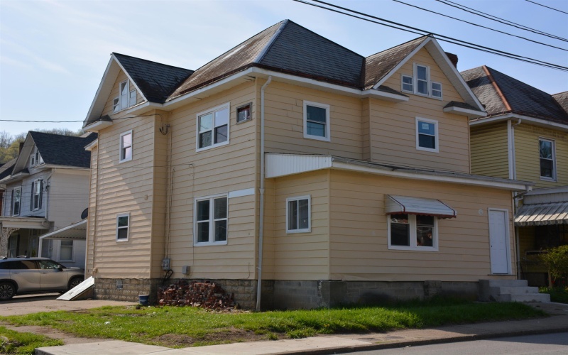 201 Milford Street, Clarksburg, West Virginia 26301, ,Multi-unit/income,For Sale,Milford,10159061
