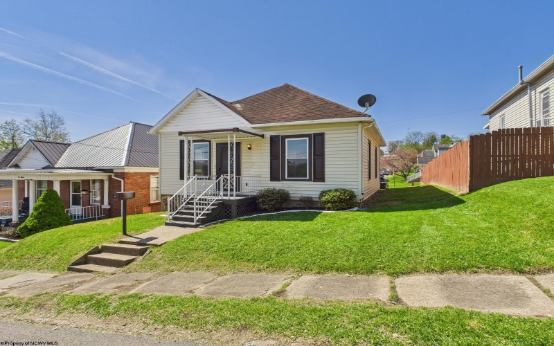 613 Stealey Avenue, Clarksburg, West Virginia 26301, 2 Bedrooms Bedrooms, 5 Rooms Rooms,1 BathroomBathrooms,Single Family Detached,For Sale,Stealey,10159128