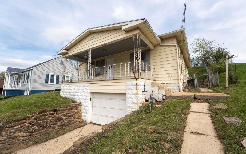 225 Roberts Street, Fairmont, West Virginia 26554, 2 Bedrooms Bedrooms, 5 Rooms Rooms,1 BathroomBathrooms,Single Family Detached,For Sale,Roberts,10159120
