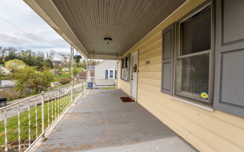 225 Roberts Street, Fairmont, West Virginia 26554, 2 Bedrooms Bedrooms, 5 Rooms Rooms,1 BathroomBathrooms,Single Family Detached,For Sale,Roberts,10159120