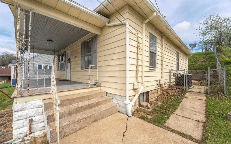 225 Roberts Street, Fairmont, West Virginia 26554, 2 Bedrooms Bedrooms, 5 Rooms Rooms,1 BathroomBathrooms,Single Family Detached,For Sale,Roberts,10159120