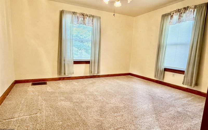 218 Cochran Street, Fairmont, West Virginia 26554, 3 Bedrooms Bedrooms, 6 Rooms Rooms,2 BathroomsBathrooms,Single Family Detached,For Sale,Cochran,10159117