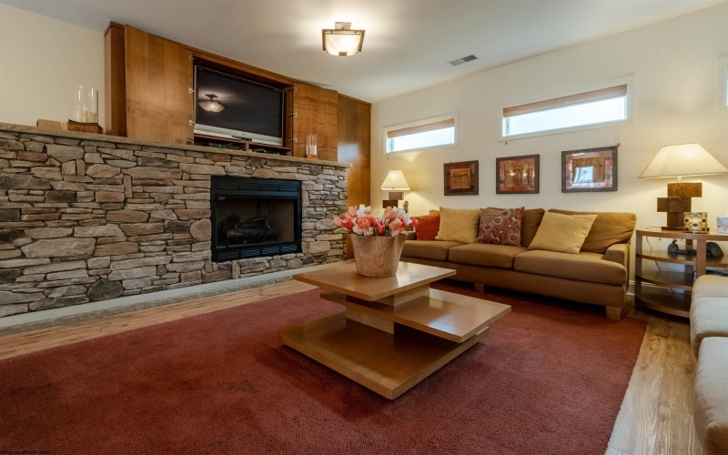 418 Fountain View Drive, Morgantown, West Virginia 26505, 2 Bedrooms Bedrooms, 5 Rooms Rooms,2 BathroomsBathrooms,Single Family Attached,For Sale,Fountain View,10159148
