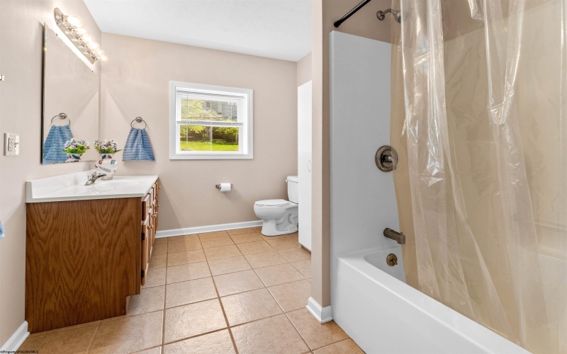 208 Paradise Circle, Morgantown, West Virginia 26508, 5 Bedrooms Bedrooms, 9 Rooms Rooms,4 BathroomsBathrooms,Single Family Detached,For Sale,Paradise,10159195