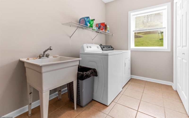 208 Paradise Circle, Morgantown, West Virginia 26508, 5 Bedrooms Bedrooms, 9 Rooms Rooms,4 BathroomsBathrooms,Single Family Detached,For Sale,Paradise,10159195