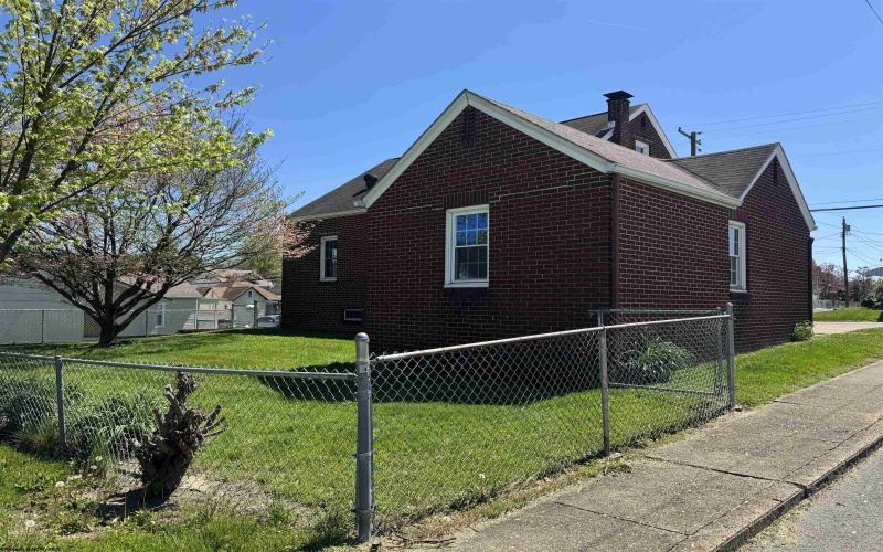 1100 17th Street, Clarksburg, West Virginia 26301, 3 Bedrooms Bedrooms, 5 Rooms Rooms,1 BathroomBathrooms,Single Family Detached,For Sale,17th,10159234