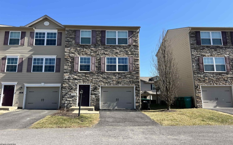 40 Barrington Court, Bridgeport, West Virginia 26330, 2 Bedrooms Bedrooms, 8 Rooms Rooms,2 BathroomsBathrooms,Single Family Attached,For Sale,Barrington,10159249