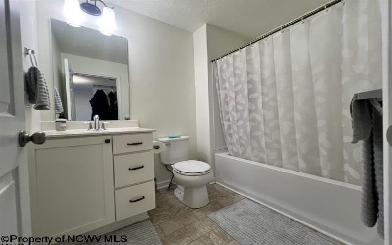 40 Barrington Court, Bridgeport, West Virginia 26330, 2 Bedrooms Bedrooms, 8 Rooms Rooms,2 BathroomsBathrooms,Single Family Attached,For Sale,Barrington,10159249