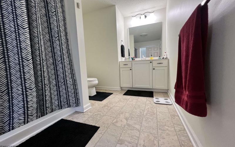 40 Barrington Court, Bridgeport, West Virginia 26330, 2 Bedrooms Bedrooms, 8 Rooms Rooms,2 BathroomsBathrooms,Single Family Attached,For Sale,Barrington,10159249