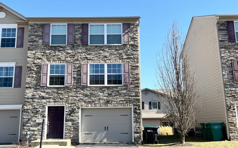 40 Barrington Court, Bridgeport, West Virginia 26330, 2 Bedrooms Bedrooms, 8 Rooms Rooms,2 BathroomsBathrooms,Single Family Attached,For Sale,Barrington,10159249