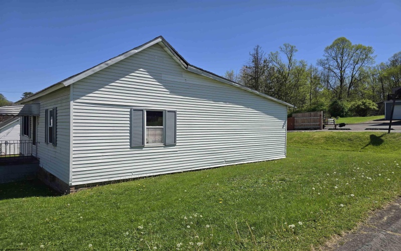 130 Hunsaker Street, Fairmont, West Virginia 26554, 3 Bedrooms Bedrooms, 6 Rooms Rooms,1 BathroomBathrooms,Single Family Detached,For Sale,Hunsaker,10159252