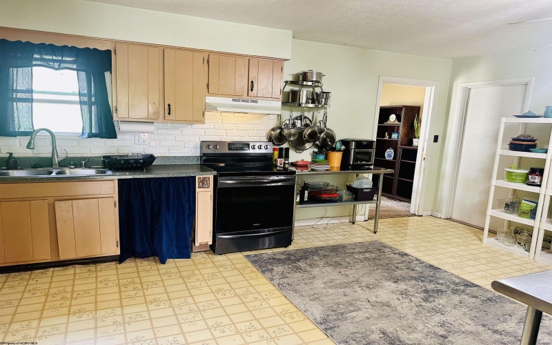 5 Buxton Lane, Morgantown, West Virginia 26508, 4 Bedrooms Bedrooms, 7 Rooms Rooms,2 BathroomsBathrooms,Single Family Detached,For Sale,Buxton,10159255