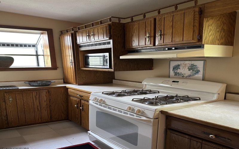 235 Cottage Avenue, Weston, West Virginia 26452, 3 Bedrooms Bedrooms, 7 Rooms Rooms,1 BathroomBathrooms,Single Family Detached,For Sale,Cottage,10159272