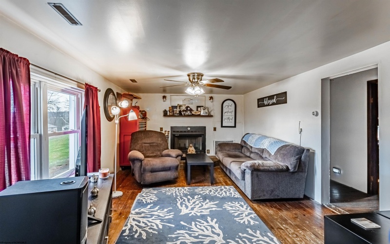 200 Rosedale Hill Road, Maidsville, West Virginia 26541, 1 Bedroom Bedrooms, 5 Rooms Rooms,1 BathroomBathrooms,Single Family Detached,For Sale,Rosedale Hill,10159287