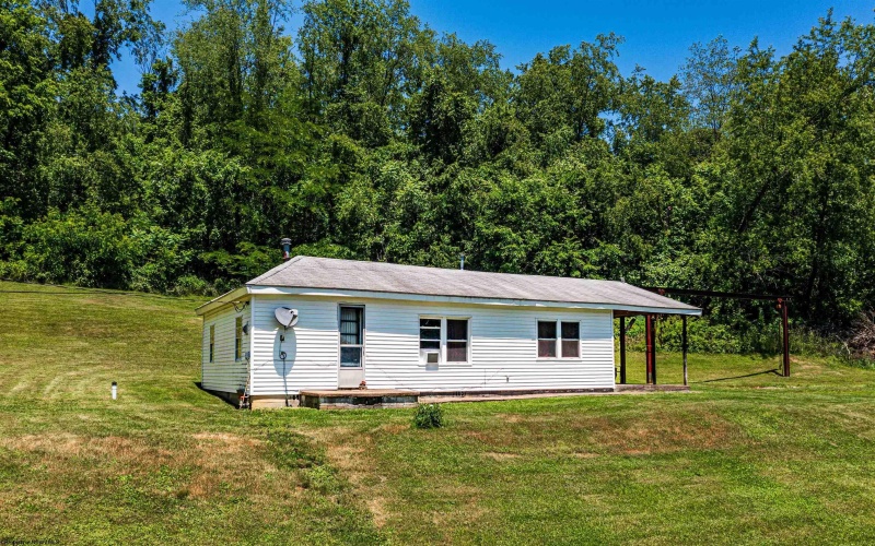 200 Rosedale Hill Road, Maidsville, West Virginia 26541, 1 Bedroom Bedrooms, 5 Rooms Rooms,1 BathroomBathrooms,Single Family Detached,For Sale,Rosedale Hill,10159287