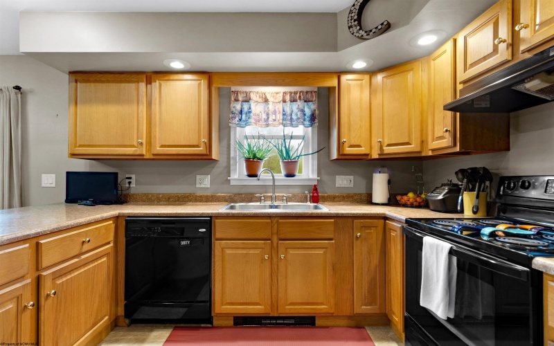 112 View Street, Kingwood, West Virginia 26537, 3 Bedrooms Bedrooms, 10 Rooms Rooms,2 BathroomsBathrooms,Single Family Detached,For Sale,View,10159308