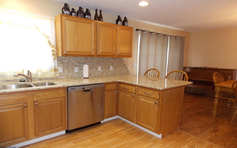 260 Donna Avenue, Morgantown, West Virginia 26505, 3 Bedrooms Bedrooms, 6 Rooms Rooms,2 BathroomsBathrooms,Single Family Attached,For Sale,Donna,10159312
