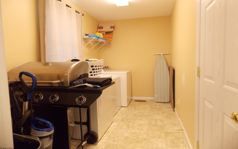 260 Donna Avenue, Morgantown, West Virginia 26505, 3 Bedrooms Bedrooms, 6 Rooms Rooms,2 BathroomsBathrooms,Single Family Attached,For Sale,Donna,10159312