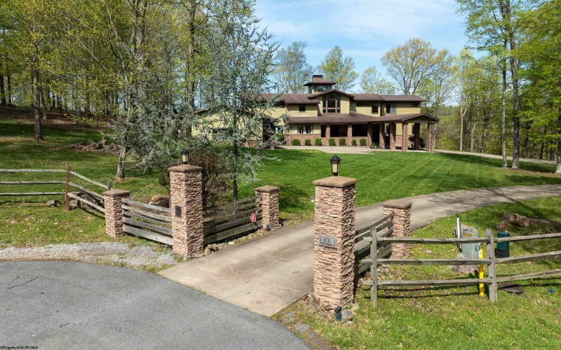215 Mystic Drive, Morgantown, West Virginia 26508, 6 Bedrooms Bedrooms, 11 Rooms Rooms,6 BathroomsBathrooms,Single Family Detached,For Sale,Mystic,10159369