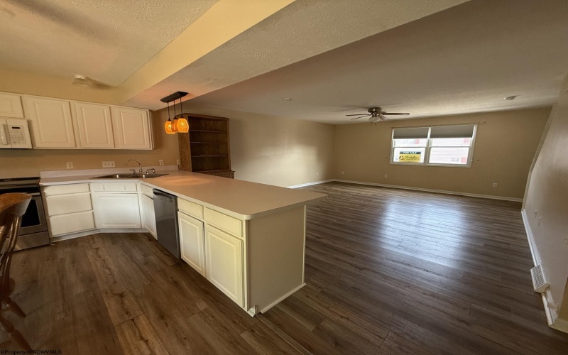 217 Stonegate Circle, Morgantown, West Virginia 26505, 3 Bedrooms Bedrooms, 5 Rooms Rooms,4 BathroomsBathrooms,Residential Rentals,For Rent,Stonegate,10159375