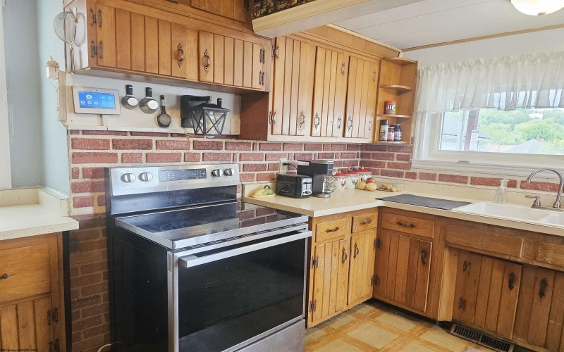 426 Duff Avenue, Clarksburg, West Virginia 26301, 3 Bedrooms Bedrooms, 7 Rooms Rooms,1 BathroomBathrooms,Single Family Detached,For Sale,Duff,10159403