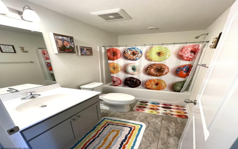 221 Queensbury Court, Fairmont, West Virginia 26554-5555, 3 Bedrooms Bedrooms, 11 Rooms Rooms,3 BathroomsBathrooms,Single Family Attached,For Sale,Queensbury,10159428