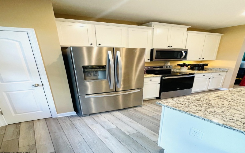 221 Queensbury Court, Fairmont, West Virginia 26554-5555, 3 Bedrooms Bedrooms, 11 Rooms Rooms,3 BathroomsBathrooms,Single Family Attached,For Sale,Queensbury,10159428